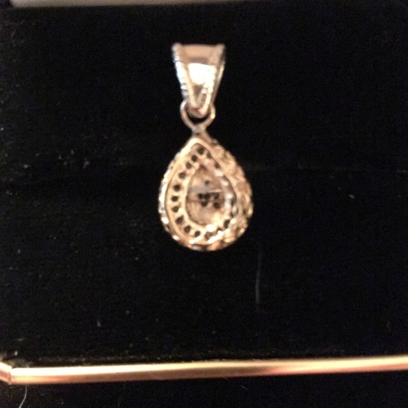 Diamond cluster pendant - Picture 4 of 4